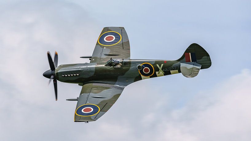 Supermarine 379 Spitfire FR14E. by Jaap van den Berg