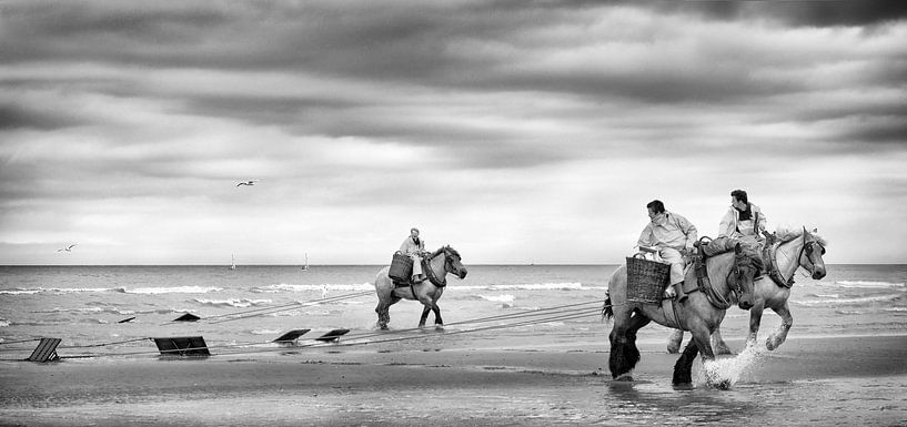 Garnalenvissers op het strand von Ada van der Lugt