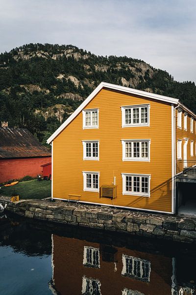 Norway | Yellow house by Sander Spreeuwenberg
