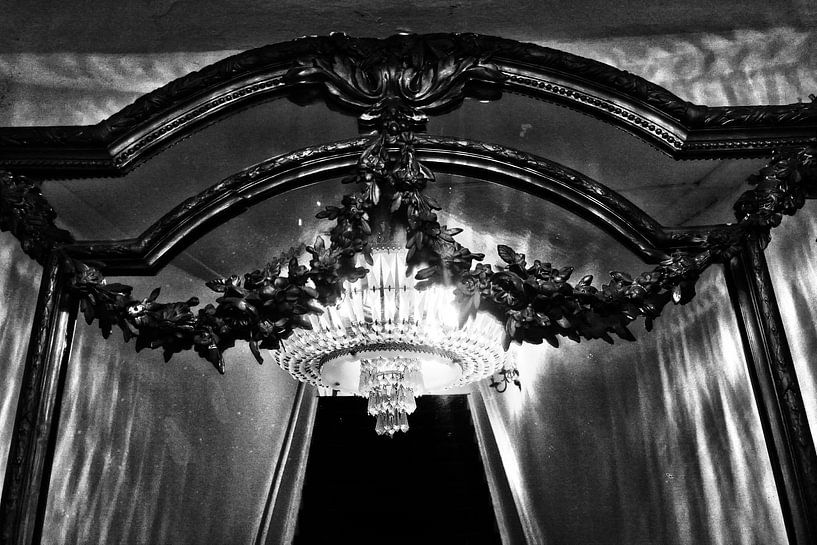 Alte Lampe, reflektiert im Spiegel von Esther Hereijgers