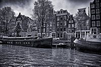 Hausboote und Grachtenhäuser an der Prinsengracht an einem schönen Sommertag
