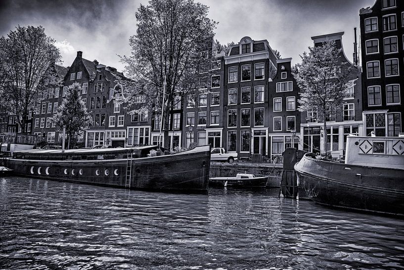 houseboats and canal houses on the Prinsengracht on a lovely summer's day by Hans de Waay