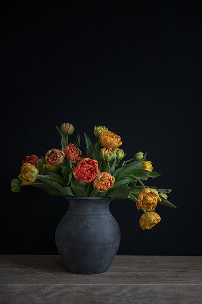 Nature morte avec tulipes dans un vase en poterie portrait par John van de Gazelle fotografie