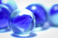 Blaue Murmeln zusammen