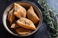 Crescentinis mit Rosmarin