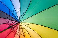 Pelzfarbener Sonnenschirm im Sommer mit Hintergrundbeleuchtung