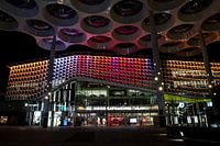 Vue colorée en soirée du centre commercial Hoog Catharijne The Mall.