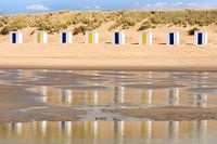 Maisons de plage se reflétant dans l'eau de la mer