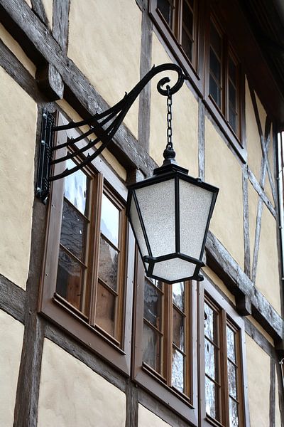 Laterne vor einem historischen Fachwerkhaus in der Altstadt von Wernigerode von Heiko Kueverling