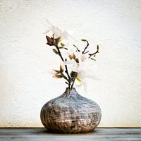 Kugelvase mit Magnolienzweigen
