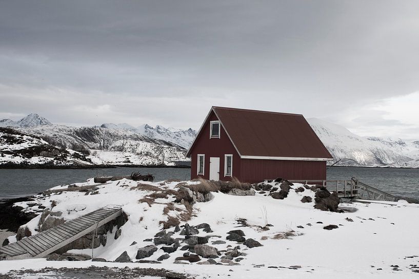 Holzhaus  am Fjord im Norden Norwegens am Insel des Hillesoya und Sommeroya von Dennis Wierenga