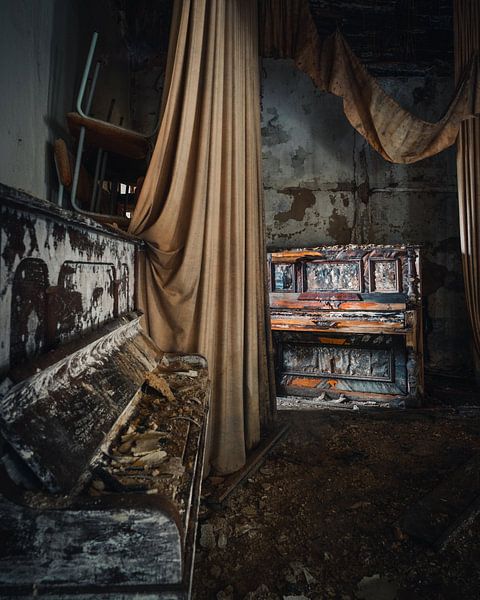 Verlassene Klaviere auf der Bühne. von Roman Robroek – Fotos verlassener Gebäude