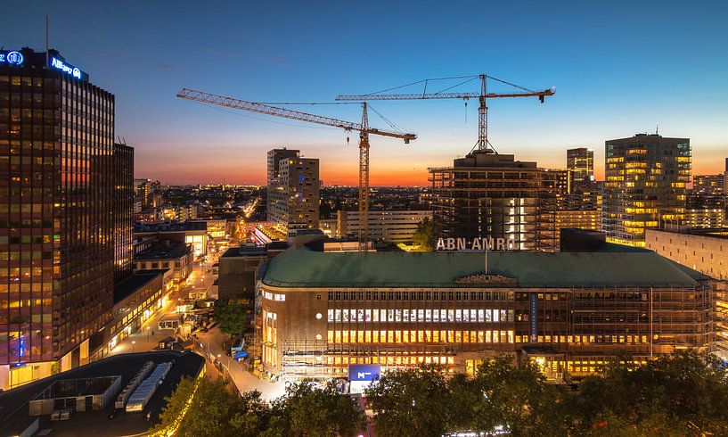 Coucher de soleil sur la ville de Rotterdam par Ilya Korzelius