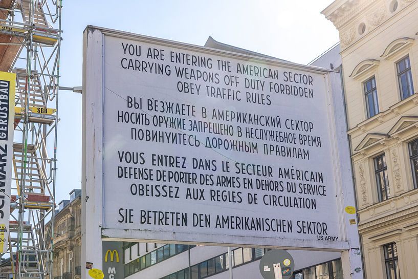Checkpoint Charlie bord van Easycopters