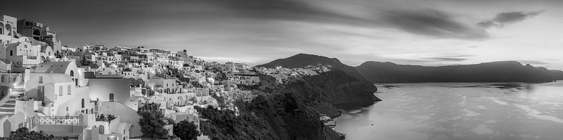 Le village de Pia sur l'île de Santorin en Grèce. Image en noir et blanc. par Manfred Voss, Photographie Noir et Blanc