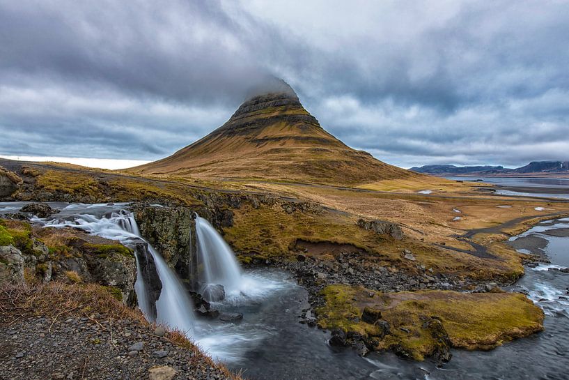 Kirkjufellsfoss waterval en Kirkjufell berg. von Tilly Meijer