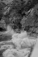 Mer agitée le long des falaises de l'Algarve en noir et blanc
