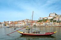 Kahn mit Portweinfässern im Hafen von Porto