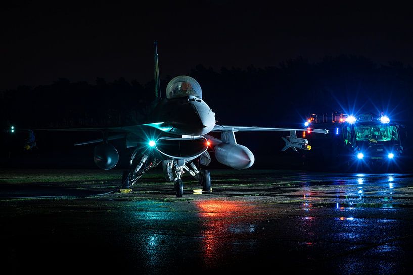 Le F-16 prêt pour le vol de nuit par KC Photography