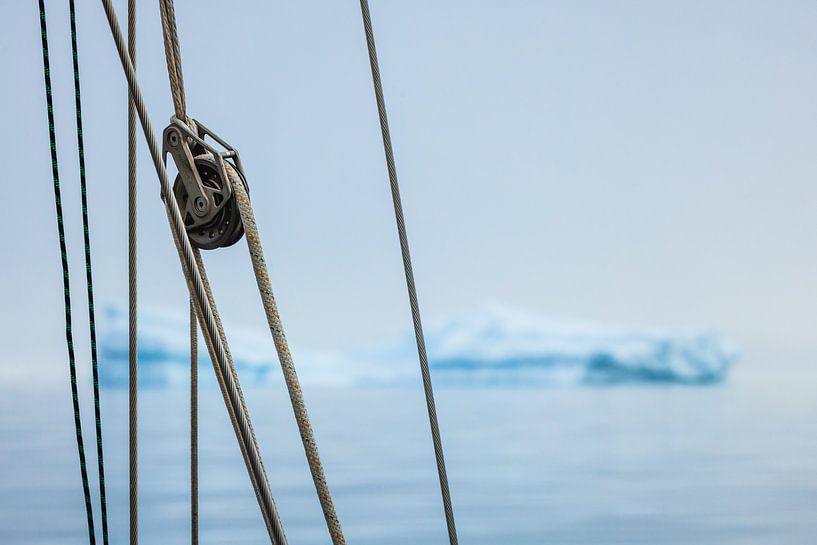 Naviguer entre les icebergs dans la baie de Disko, au Groenland. par Martijn Smeets