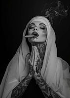 Betende rauchende Nonne - schwarz und weiß