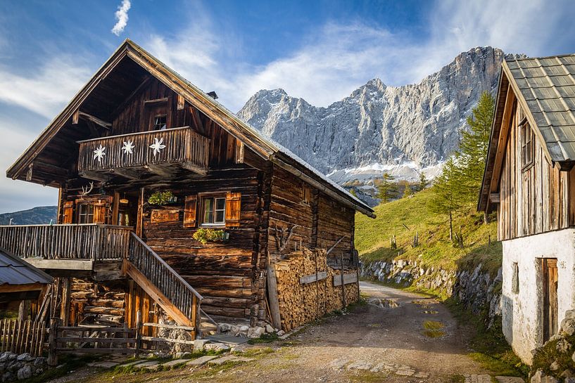 Alte Hütte auf der Neustattalm (1.530 m) vor der Dachstein-Süd von Christian Müringer