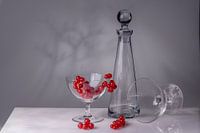 Stilleben mit roten Beeren und Glaswaren