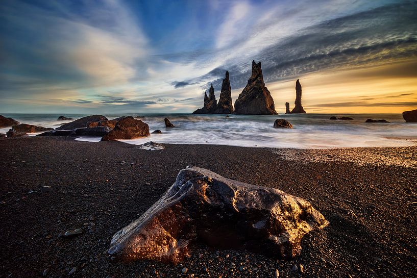 Reynisdrangar stones von Wojciech Kruczynski