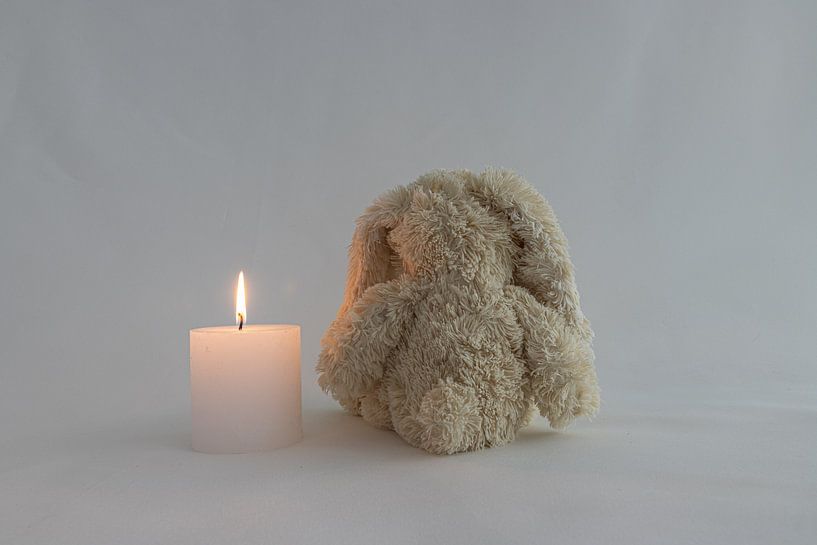 Hase mit brennender Kerze. von Anneke Van Hulst