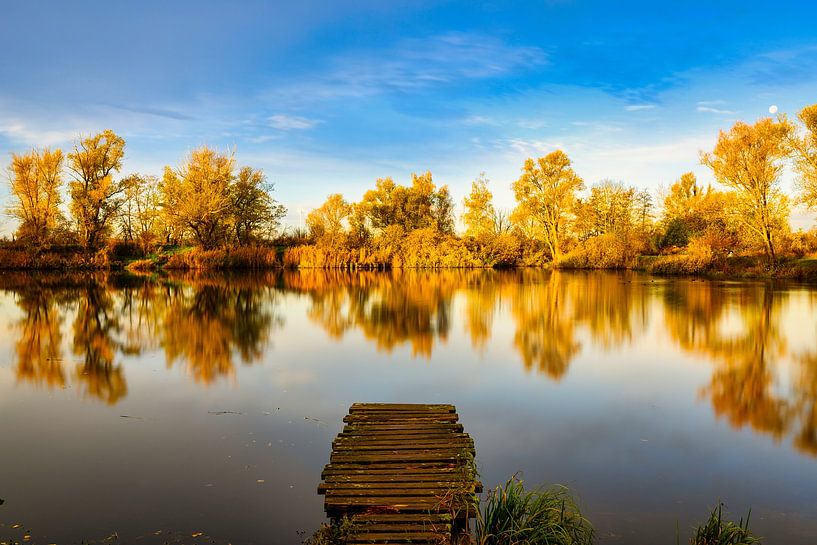 Ein Blick auf einen Steg im See bei Sonnenaufgang von Andreas Völkel