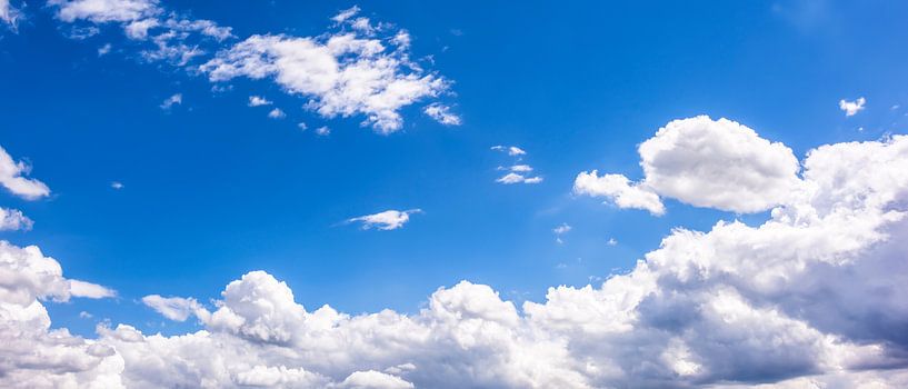 Blue sky with clouds by Günter Albers