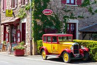 Französisches Hotel mit Oldtimer