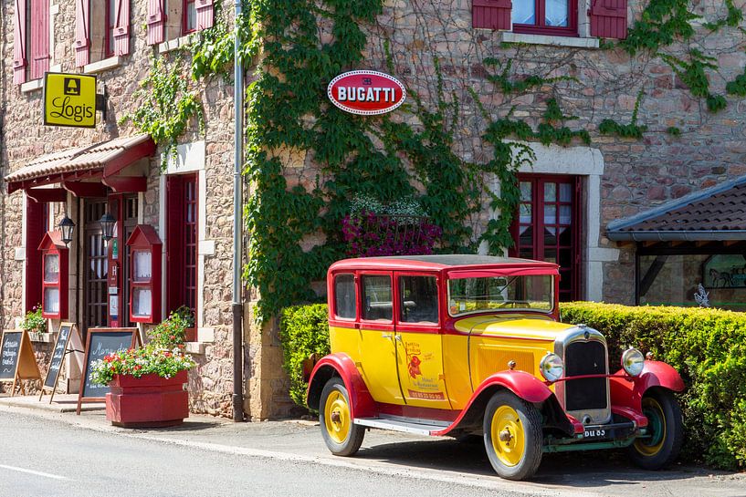 Französisches Hotel mit Oldtimer von Yolanda Hubert-Raaphorst