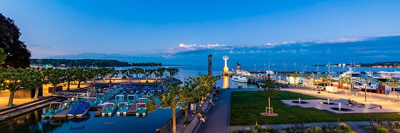 Panorama haven Konstanz aan het Bodenmeer in de avond van Werner Dieterich