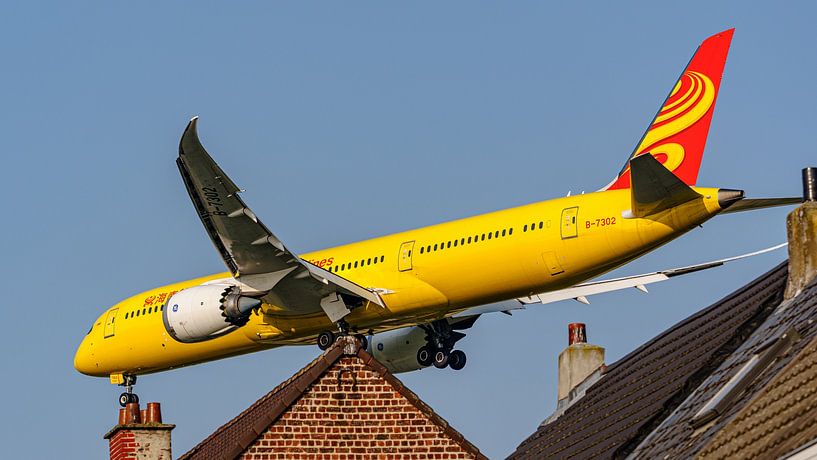 Low-flying Hainan Airlines Boeing 787-9 Dreamliner. by Jaap van den Berg