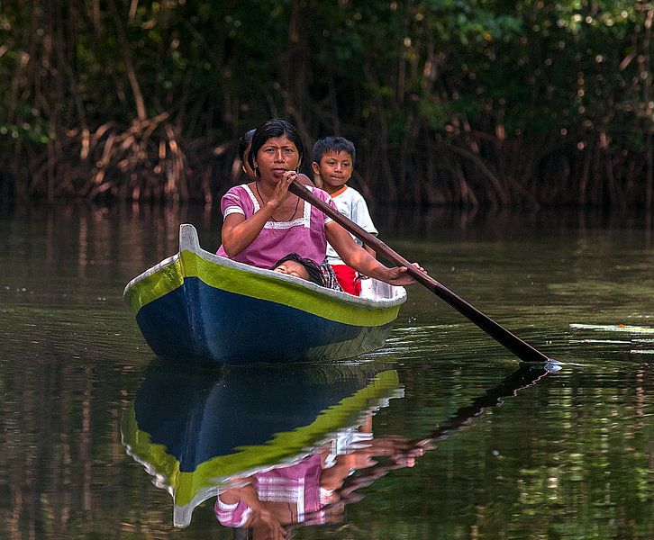 Guatemala: Roeiende mensen (Rio Dulce) par Maarten Verhees