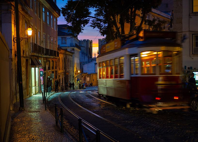Klassische Straßenbahn an einem Abend in Alfama, Lissabon von Teun Janssen