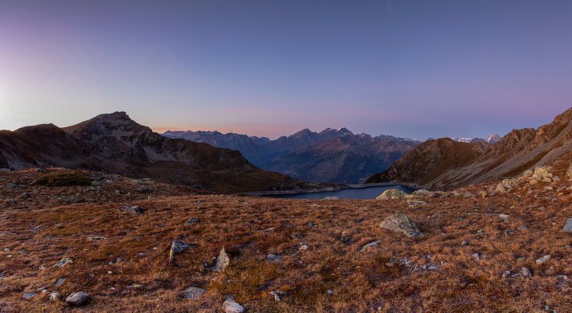 Paysage près du lac de l'Ill au crépuscule en Valais par Martin Steiner