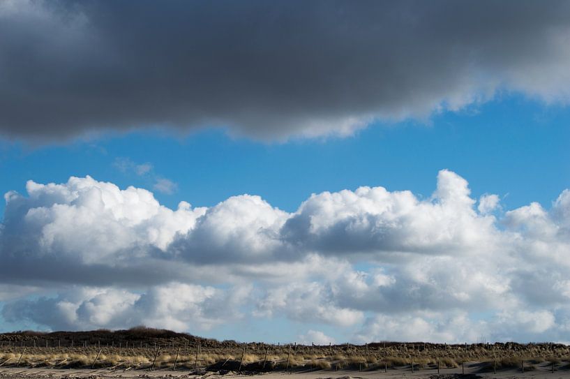 Wolken mit blauem Himmel in einem schönen Wolkenbildung über die Dünen von Dlanor