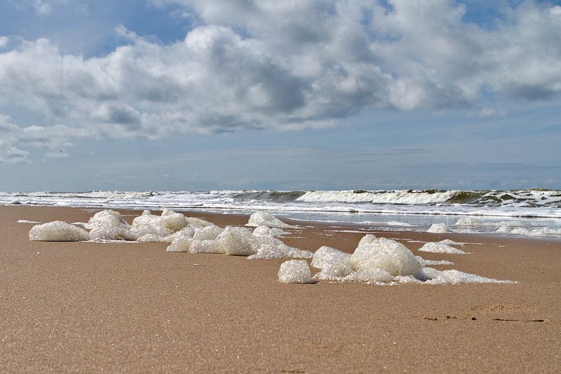 Schaum am Strand von Noordwijk von Marcel Verheggen