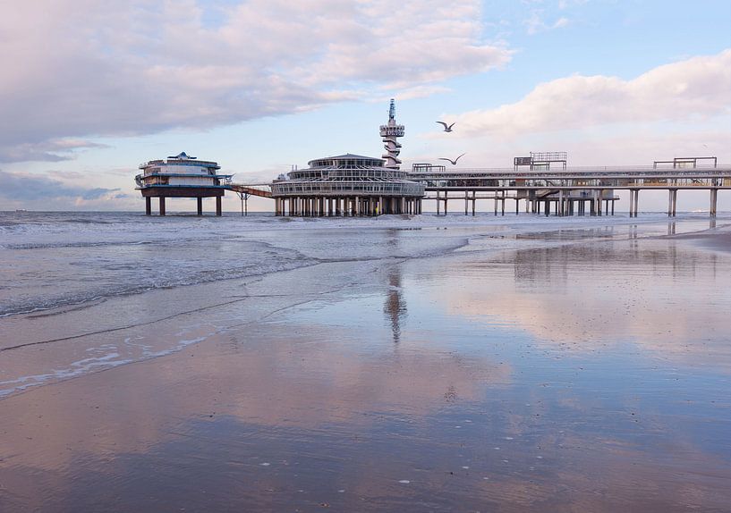 Der Pier in Scheveningen bei Sonnenuntergang von Peter Apers