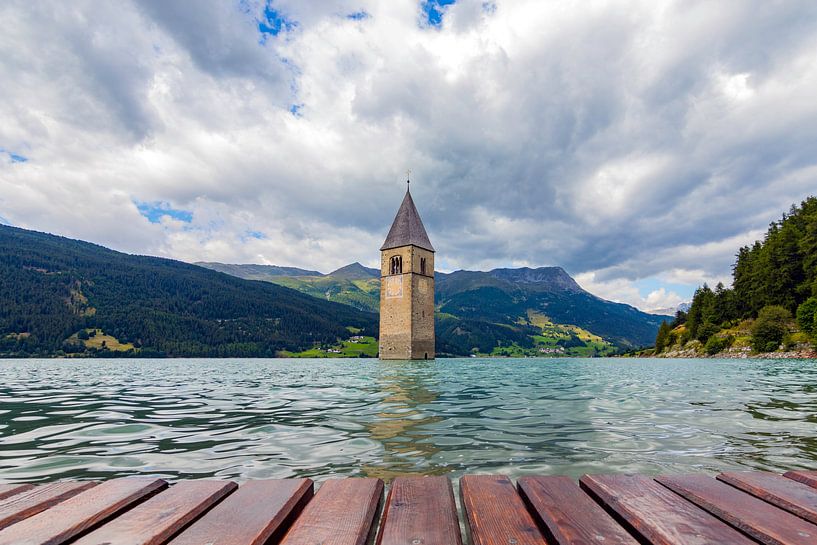 Die kleine Kirche am Reschenmeer von Johan Mooibroek