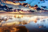 kust met strand en Noordzee bij zonsondergang