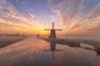 Windmühlen bei Sonnenaufgang Alkmaar Niederlande
