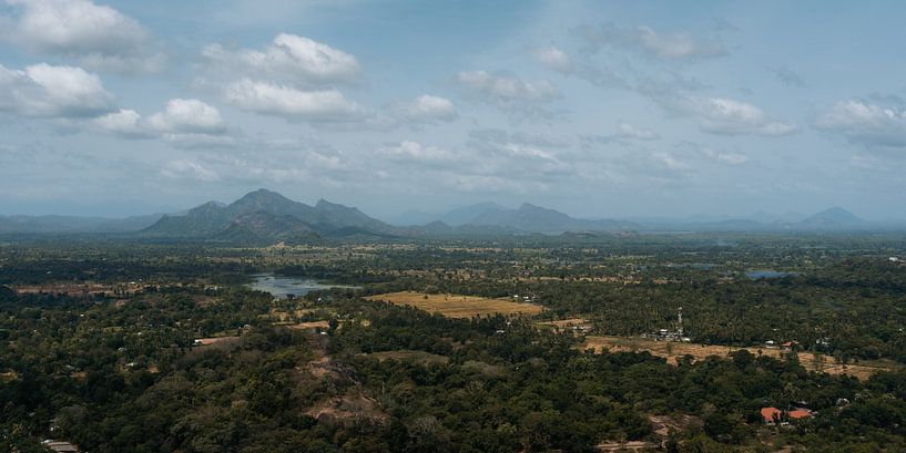 Mountainous landscape in Sri Lanka by Ian Schepers