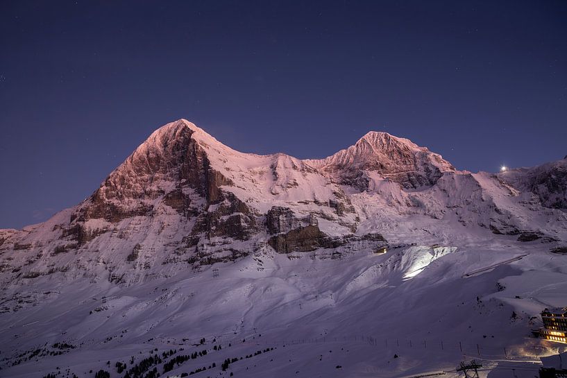 Petite Scheidegg avec l'Eiger et le Mönch au coucher du soleil en hiver par Martin Steiner