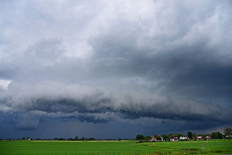Rollende Wolken mit viel Niederschlag und ein Dorf von Piet Kooistra