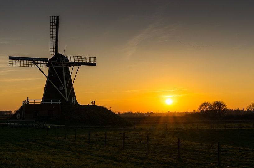 beruhigende Sonnenuntergang mit einer Windmühle  von Rene Wassenbergh