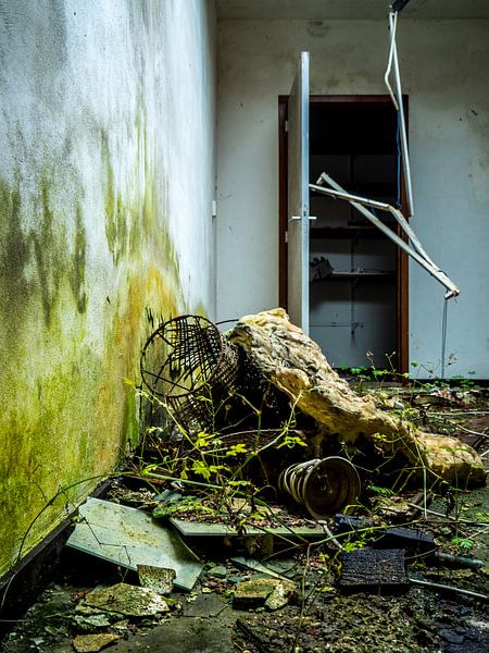 deserted room by Martijn Tilroe