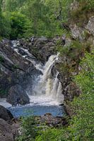Blick auf die Rogie-Wasserfälle im Blackwater River in den schottischen Highlands